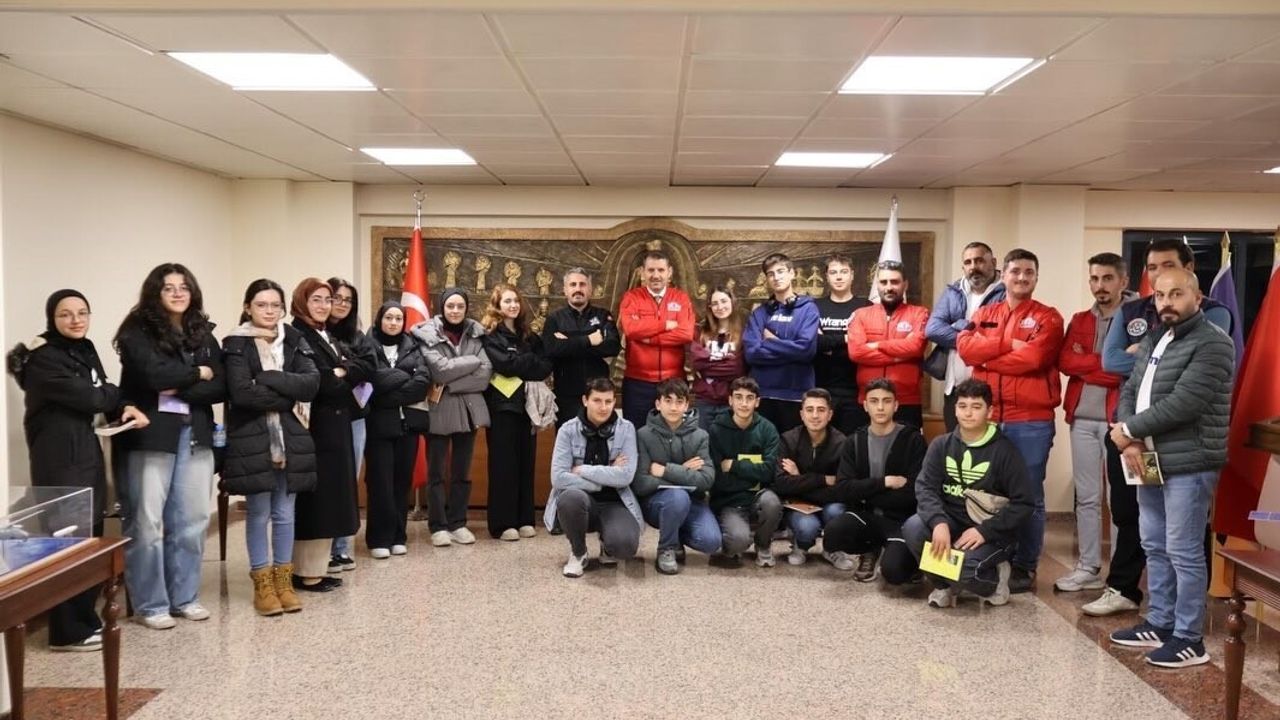 Ayhan, T3 Vakfı Bayburtlu Gençlerini Bakanlıkta Ağırladı