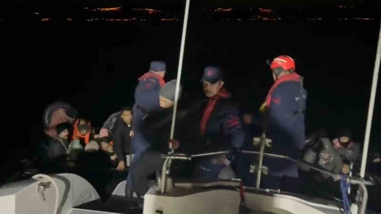 Ayvacık açıklarında lastik bottaki 30 kaçak göçmen yakalandı