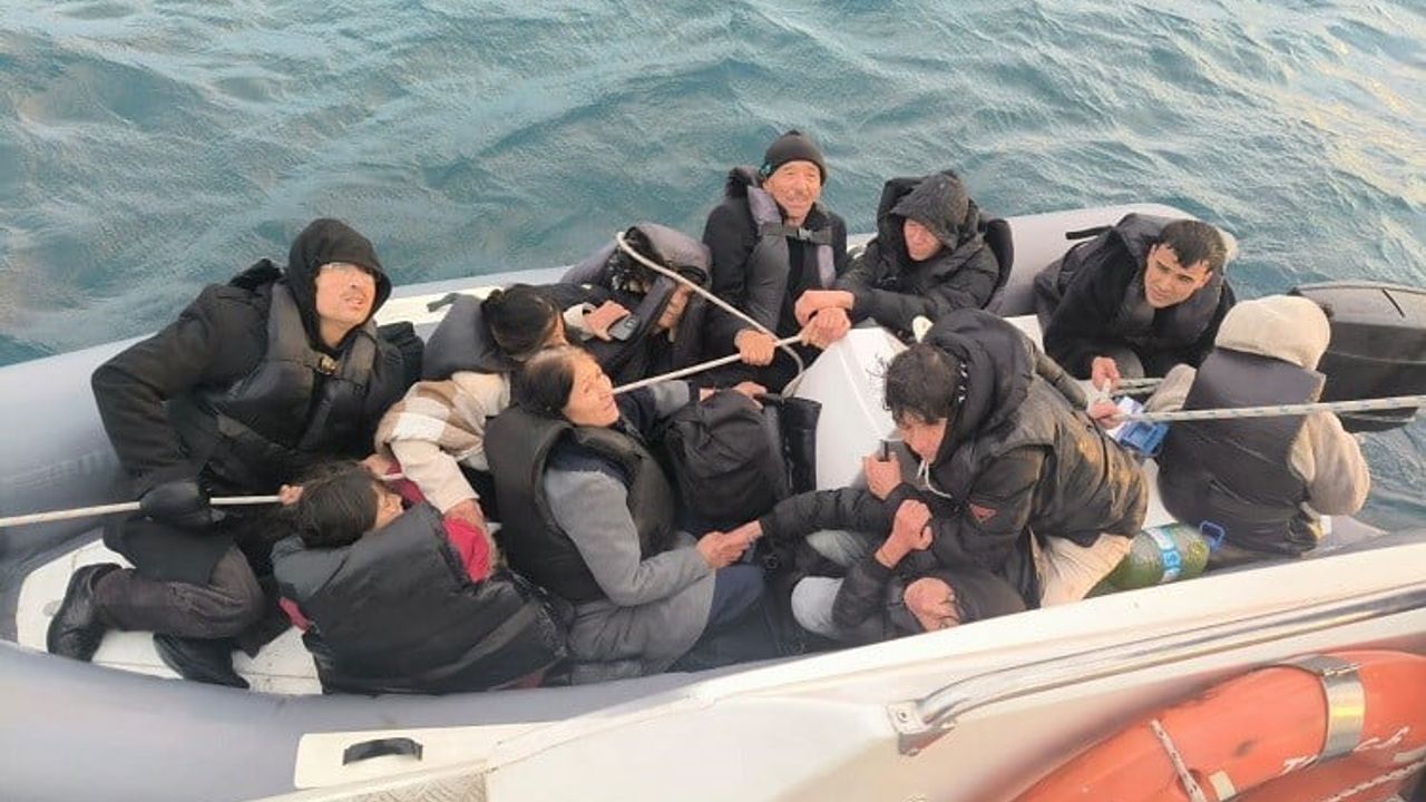 Ayvalık açıklarında motoru arızalanan bottaki 10 göçmen kurtarıldı