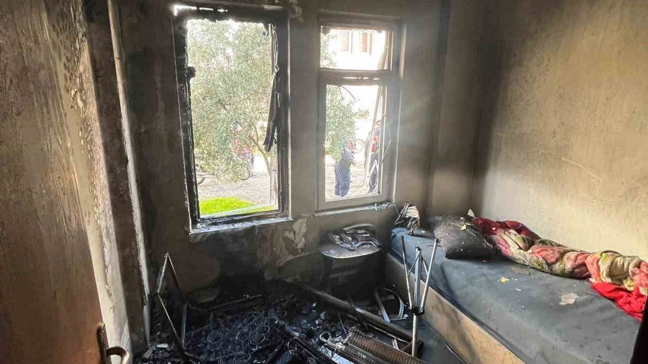 Ayvalık Altınova’da çıkan ev yangını evi küle çevirdi