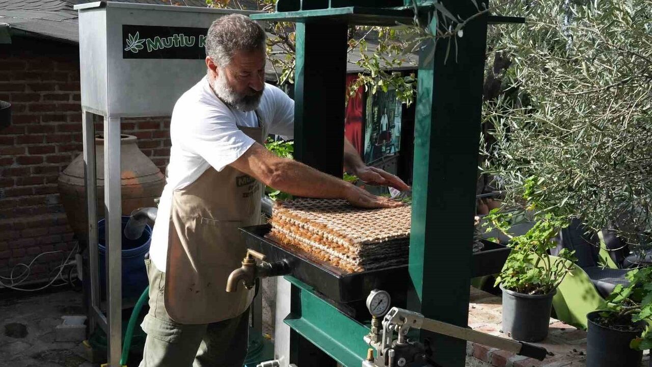 Ayvalık’ta taşbaskıda kekikli zeytinyağı üretimi