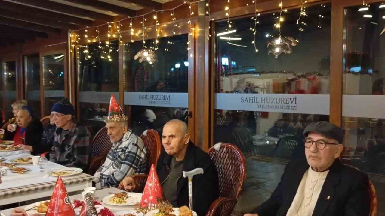 Ayvalıklı sanatçılardan huzurevinde erken yeni yıl konseri
