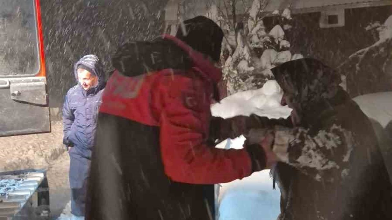 Azdavay'da AFAD ve UMKE kar engelini aşarak kemoterapi hastasını hastaneye ulaştırdı