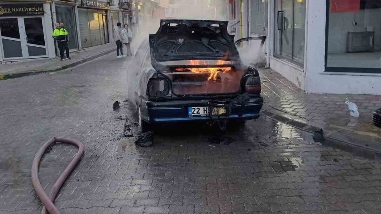Babaeski'de seyir halindeki otomobilin motoru tutuştu, itfaiye söndürdü