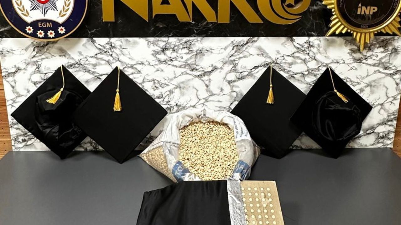 Bağcılar'da mezuniyet kepine gizlenen 53 bin 100 captagon ele geçirildi