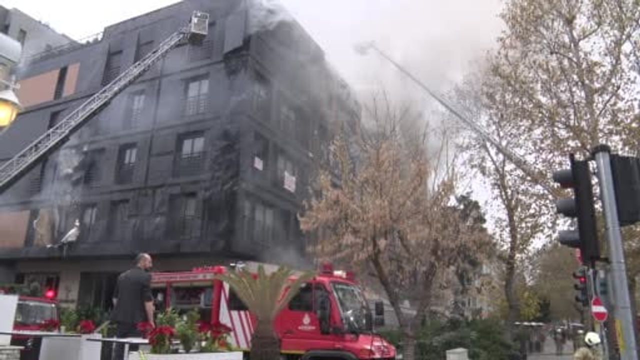 Bağdat Caddesi'nde çatı yangını: 2 bloklu bina küle döndü