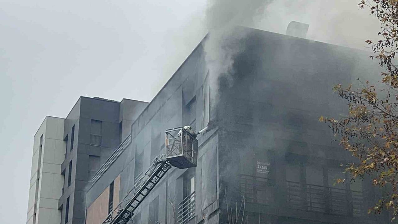 Bağdat Caddesi'nde çatı yangını büyüdü, 2 bloklu bina küle döndü