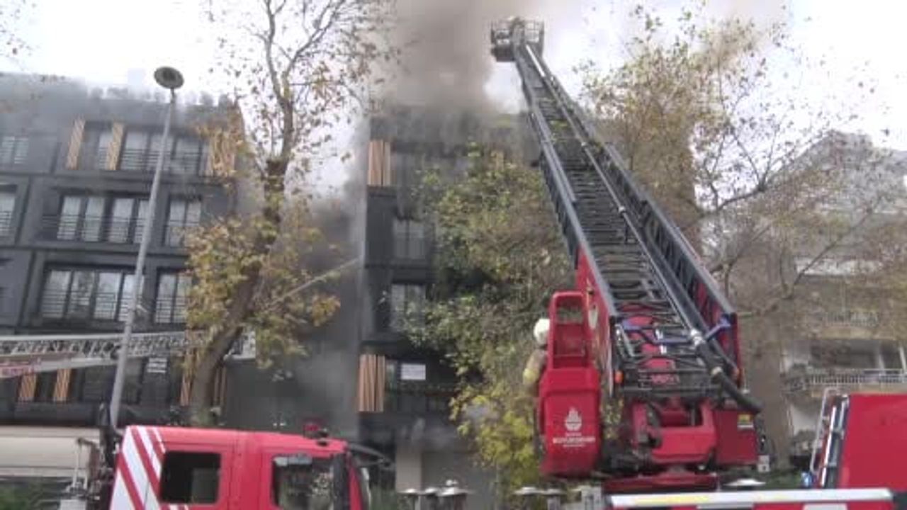 Bağdat Caddesi'nde çatı yangını büyüdü; 2 bloklu bina kullanılamaz hale geldi