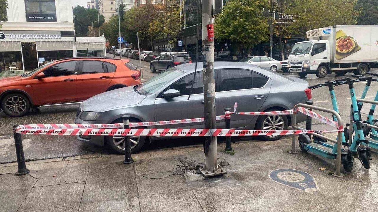 Bağdat Caddesi'nde yılbaşı süslemelerinde yangın: faciadan dönüldü