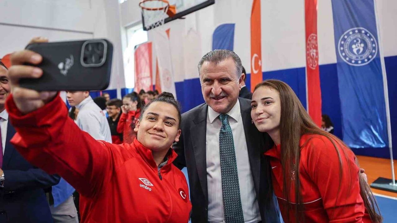 Bakan Bak: 2025'te milli sporculardan 7 bin 474 madalya