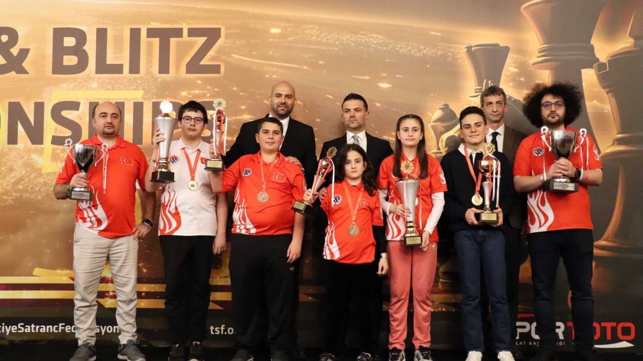 Bakan Bak'tan dünya şampiyonu satranççılara tebrik