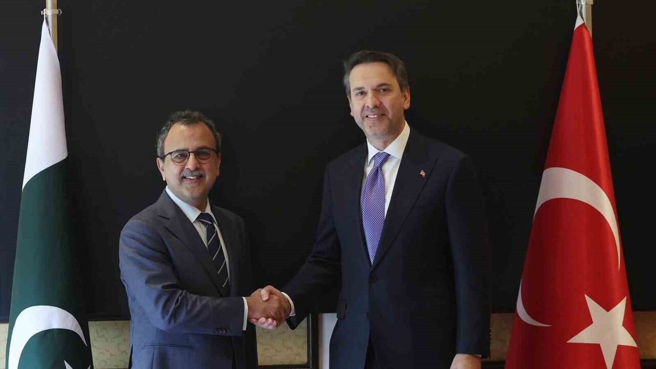 Bakan Bayraktar Pakistan’da 5 hidrokarbon anlaşması imzaladı