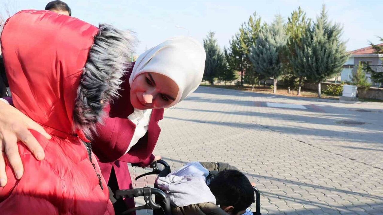 Bakan Göktaş, Ankara’da devlet korumasındaki 11 yaşındaki Adnan’ı ziyaret etti