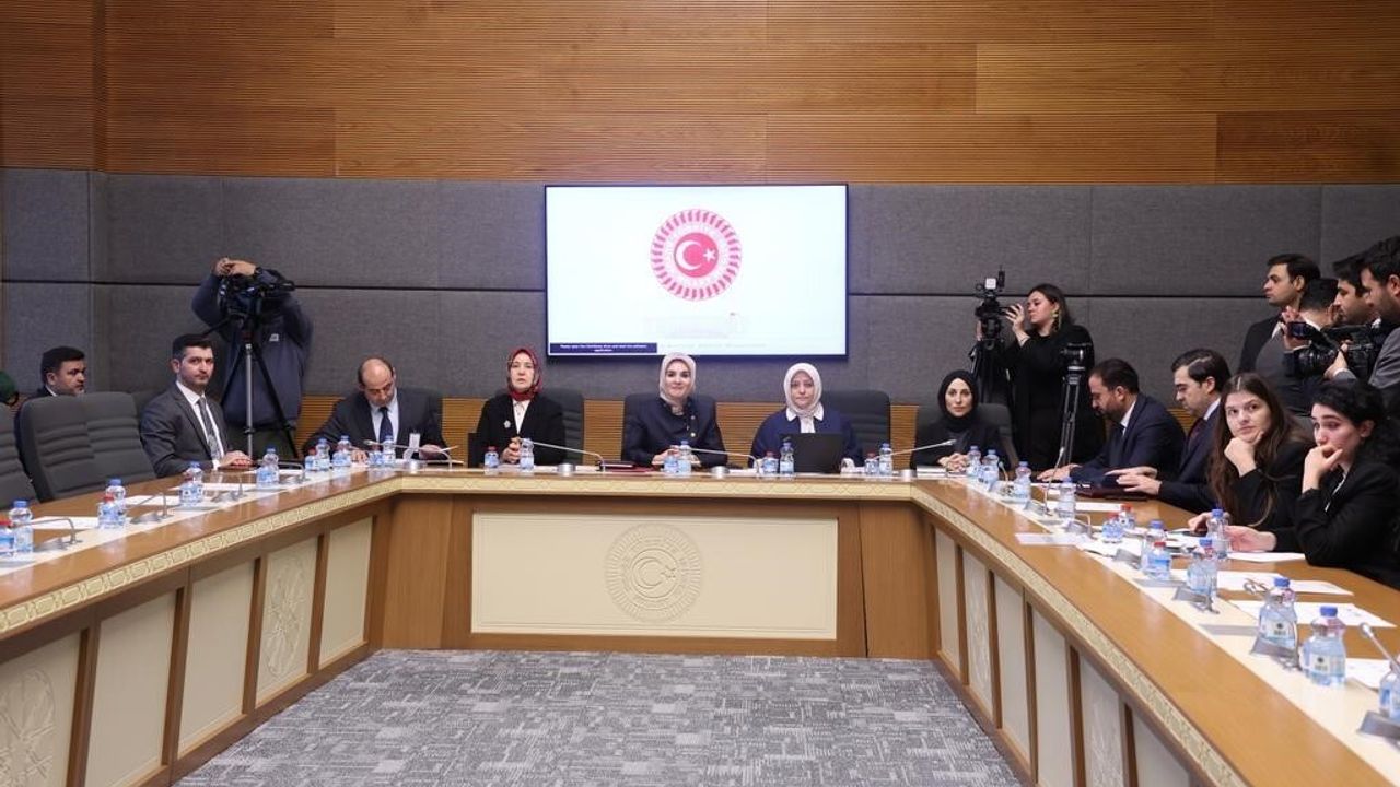 Bakan Göktaş: Sosyal ağ sağlayıcılarına 15 yaş sınırı önerisi