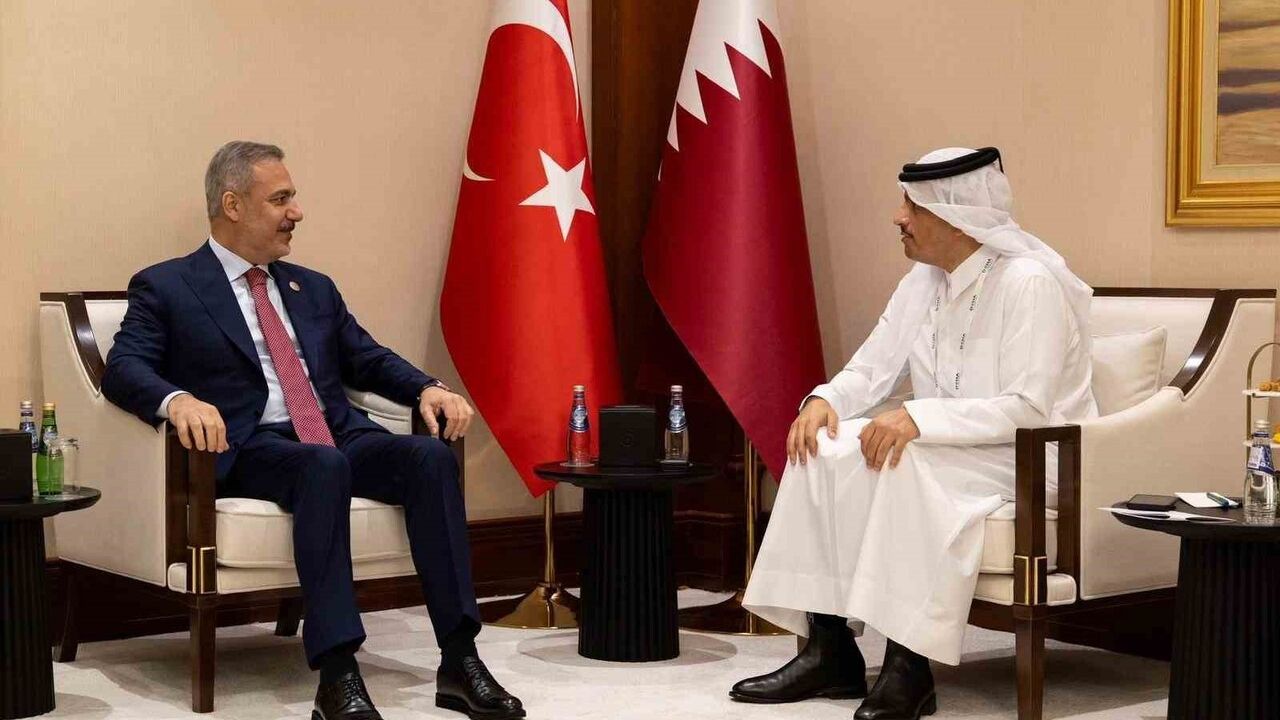 Bakan Hakan Fidan Doha'da Katarlı Mevkidaşı Al Thani ile Görüştü