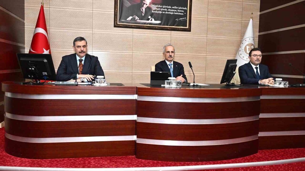 Bakan Uraloğlu: Erzincan-Erzurum-Kars hızlı tren etüt projeleri sürüyor