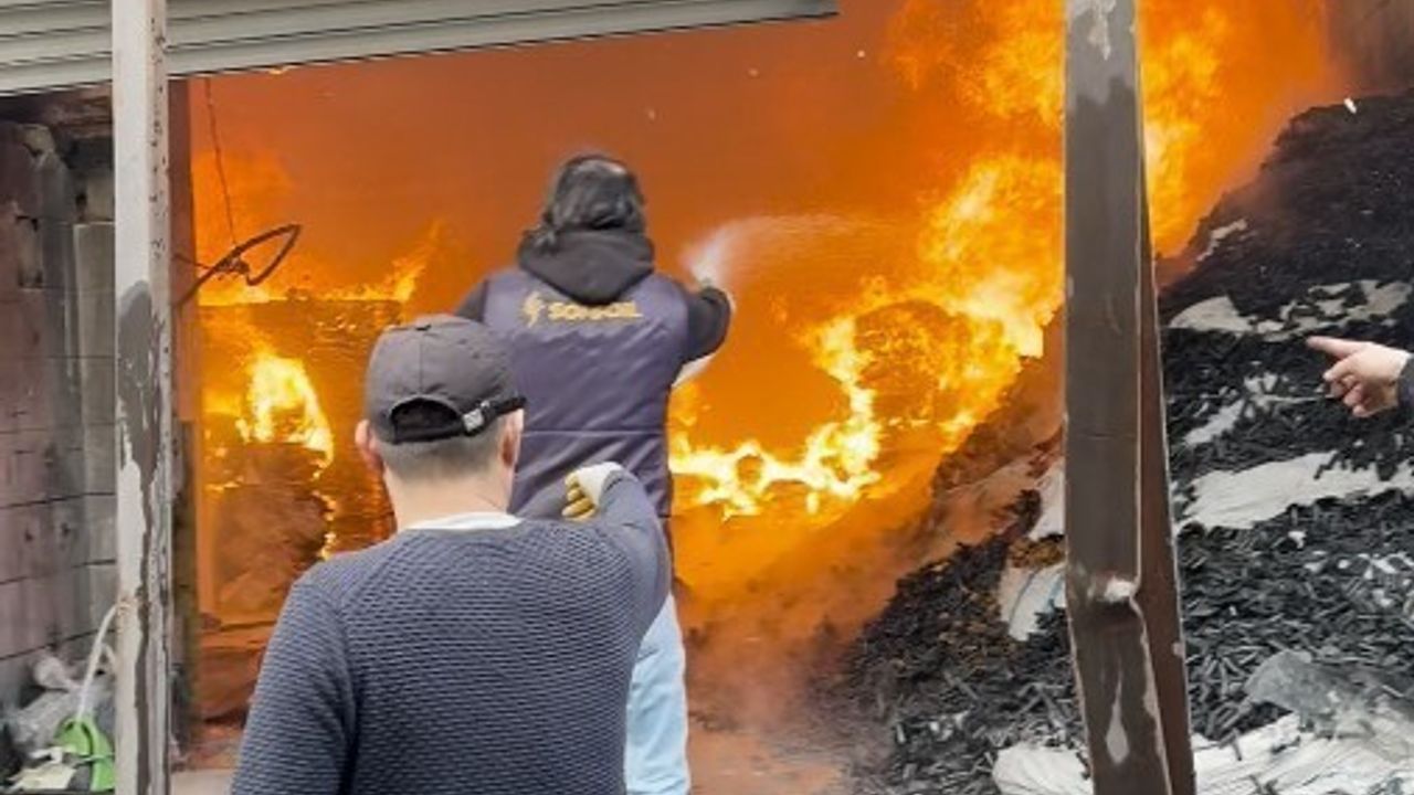 Bakırköy'de etiket fabrikasının deposunda yangın çıktı