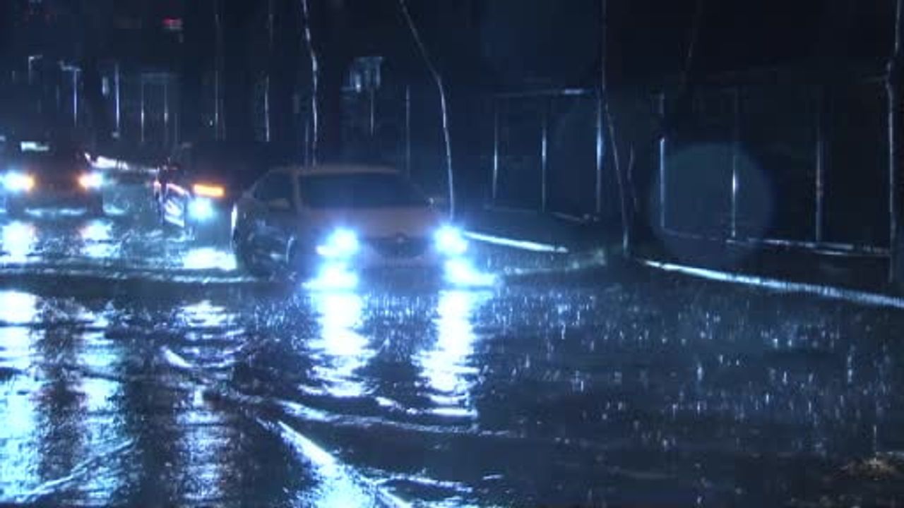 Bakırköy'de sağanak sonrası rögar taştı, cadde göle döndü