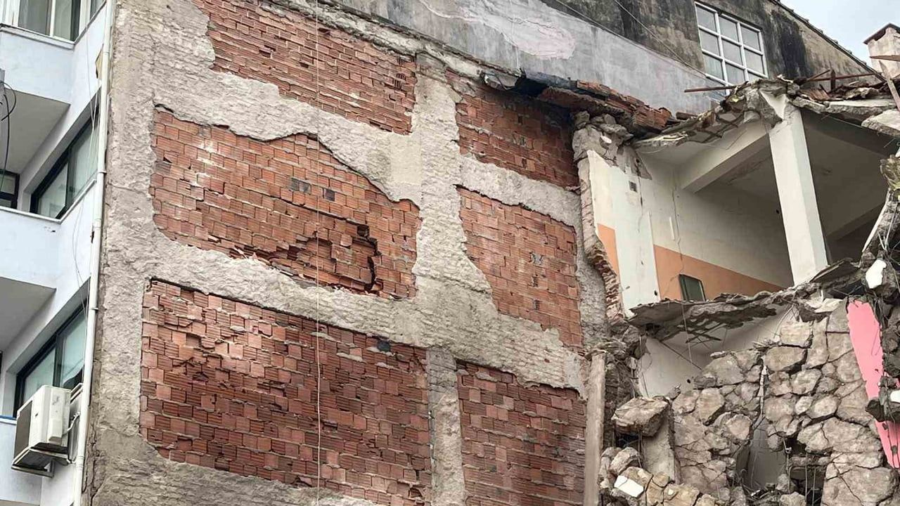 Balçova'da kentsel dönüşüm yıkımı komşu binada hasara yol açtı