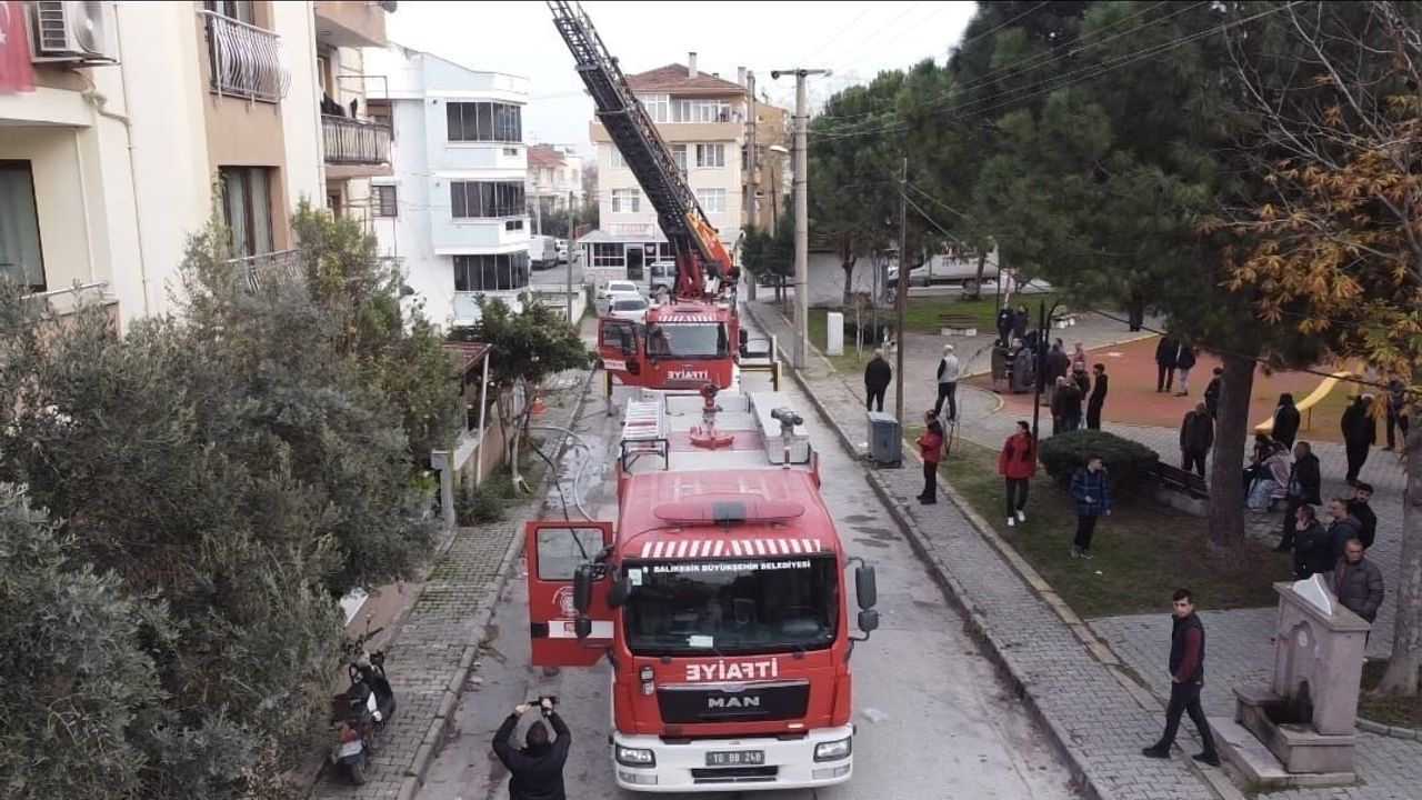 Balıkesir Toygar Mahallesi'nde çatı yangını söndürüldü