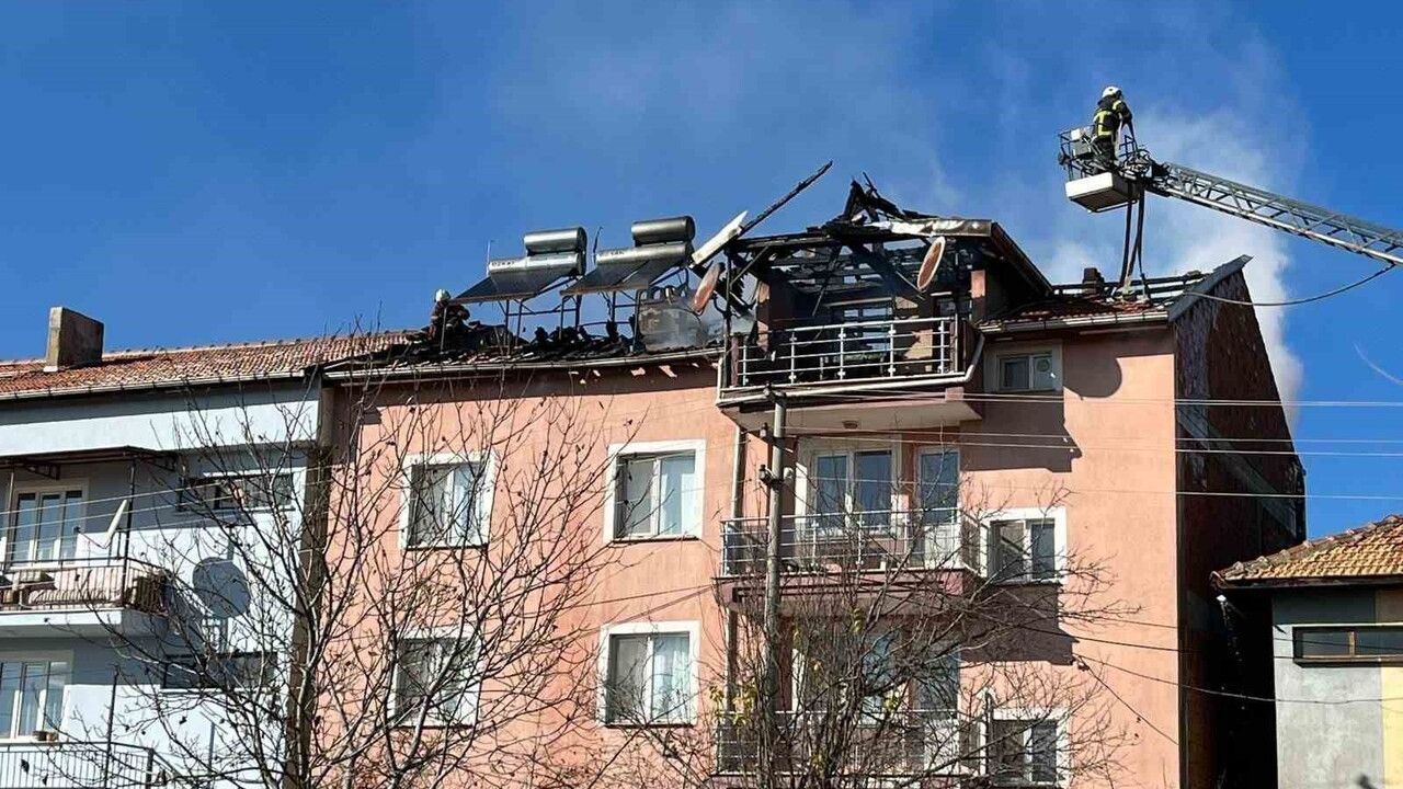 Banaz'da çatı yangını: 3 katlı evte çıkan alevler söndürüldü