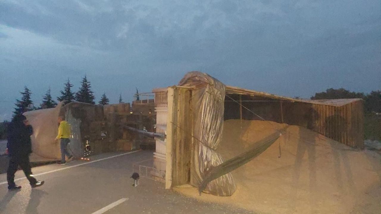 Bandırma-Susurluk yolunda hububat yüklü TIR devrildi