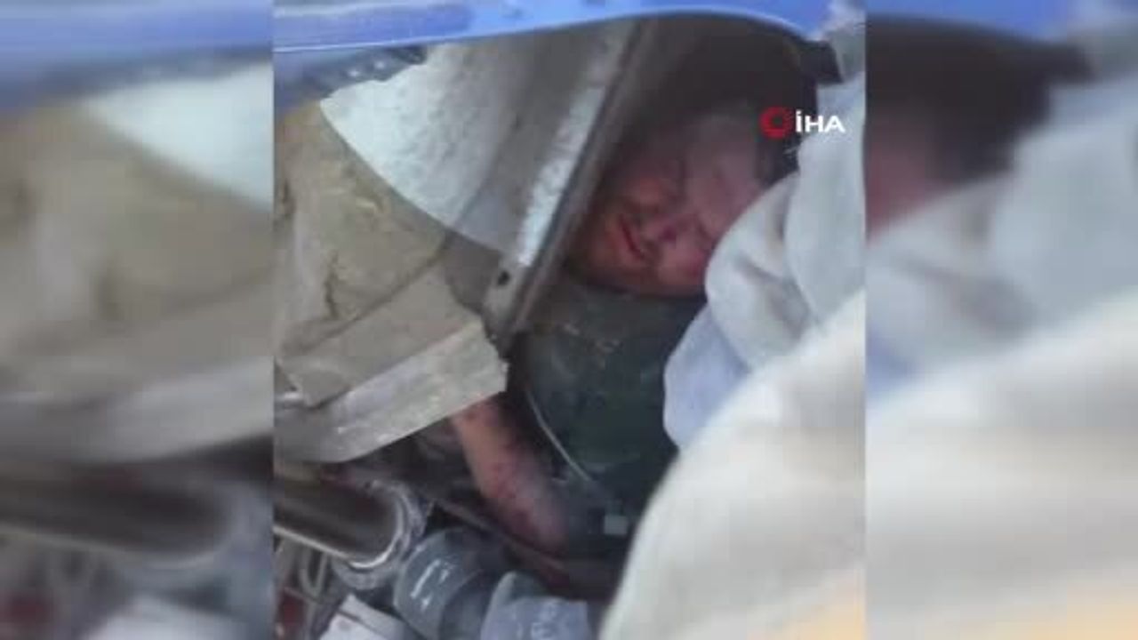 Bariyerlere çarpan kamyonda sıkışan sürücü itfaiyenin operasyonuyla kurtarıldı