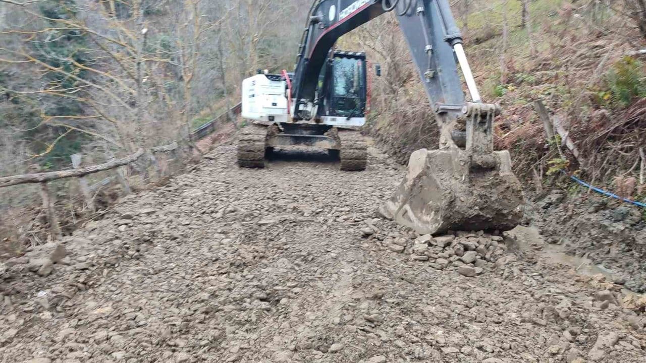 Bartın’da Dibek Köyü’nde heyelan: Ulaşım kontrollü sağlanıyor