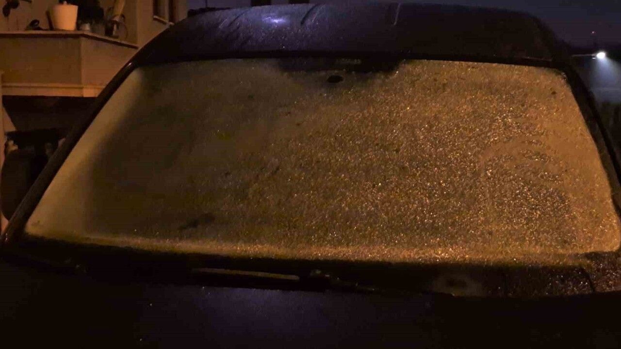 Bartın'da gece sıcaklığı 4 dereceye düştü, araç camları buzlandı