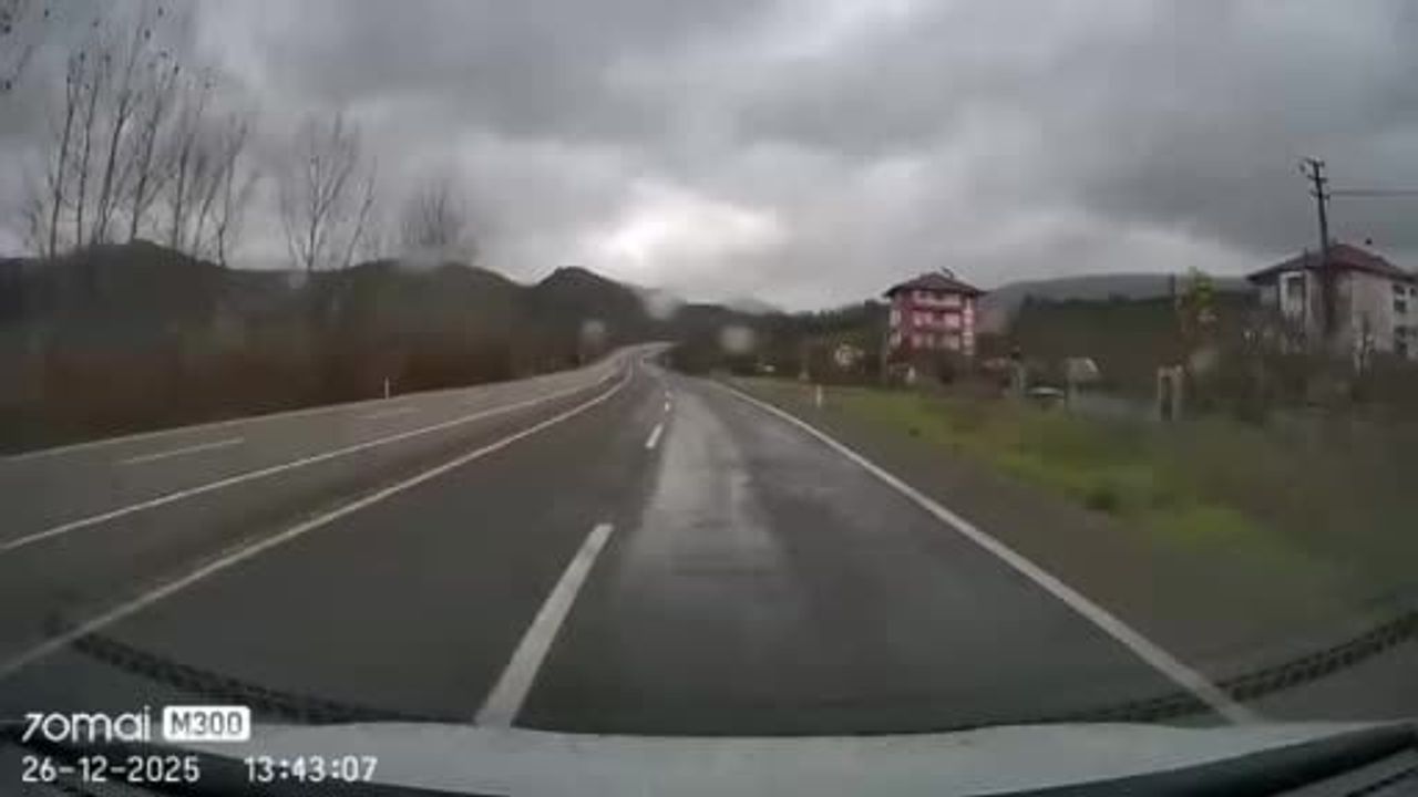 Bartın'da karşı şeride geçen otomobil ile hafif ticari araç çarpıştı: 1 yaralı