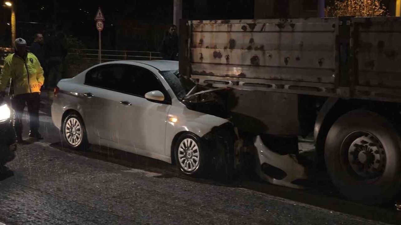 Bartın'da otomobil tır dorsesine saplandı: 1 yaralı