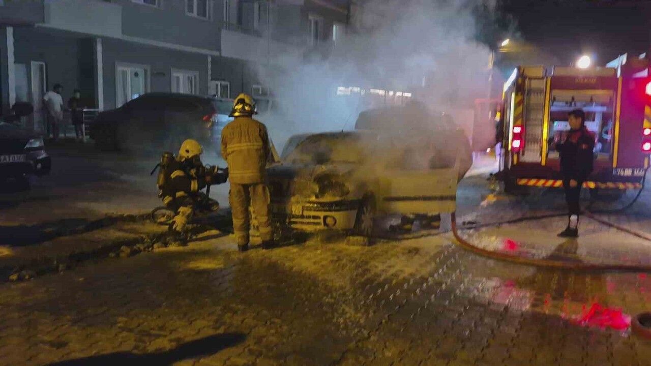 Bartın'da Park Halindeki Otomobil Aniden Alev Aldı; Sürücü Son Anda Kurtuldu