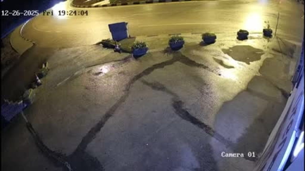 Bartın'da polisten kaçan otomobil kavşakta takla attı — güvenlik kamerası görüntüleri