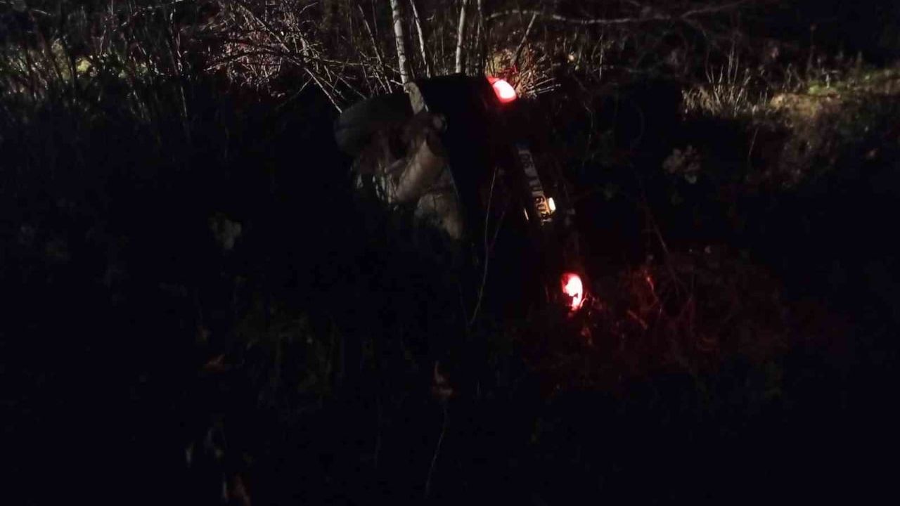 Bartın'da şarampole devrilen araçtan yakıt sızıntısı paniğe yol açtı