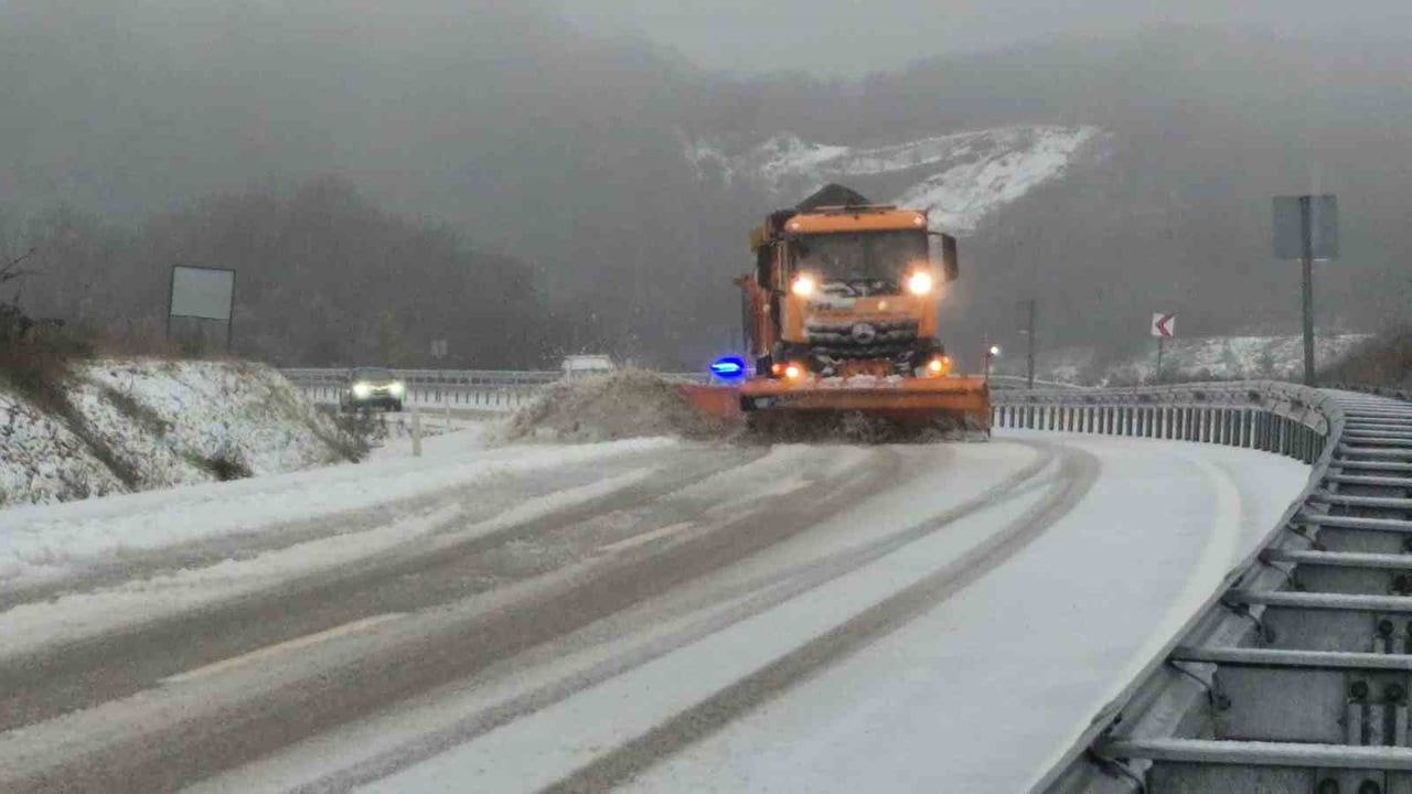 Bartın’da Yoğun Kar ve Süren Karla Mücadele