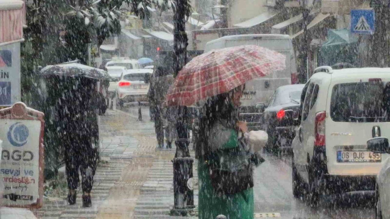 Bartın'ı 5 dakikada beyaza bürüyen yıl sonu karı