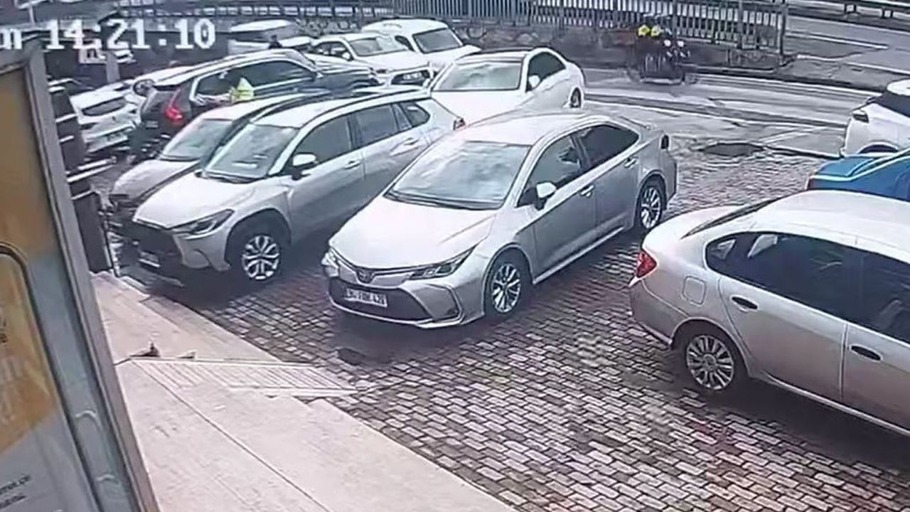 Başakşehir'de banka çıkışında silahlı gasp girişimi kamerada