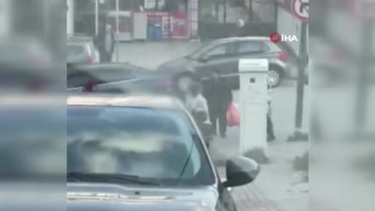 Başakşehir'de İki Çocuğun Sokak Ortasında Yumruklaşması Kamerada