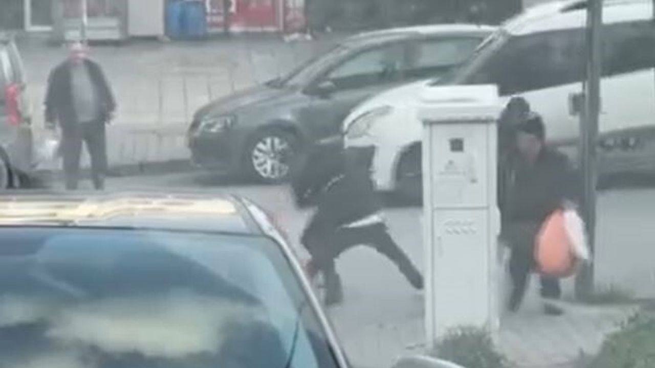 Başakşehir'de iki çocuk arasında yumruklu kavga kamerada