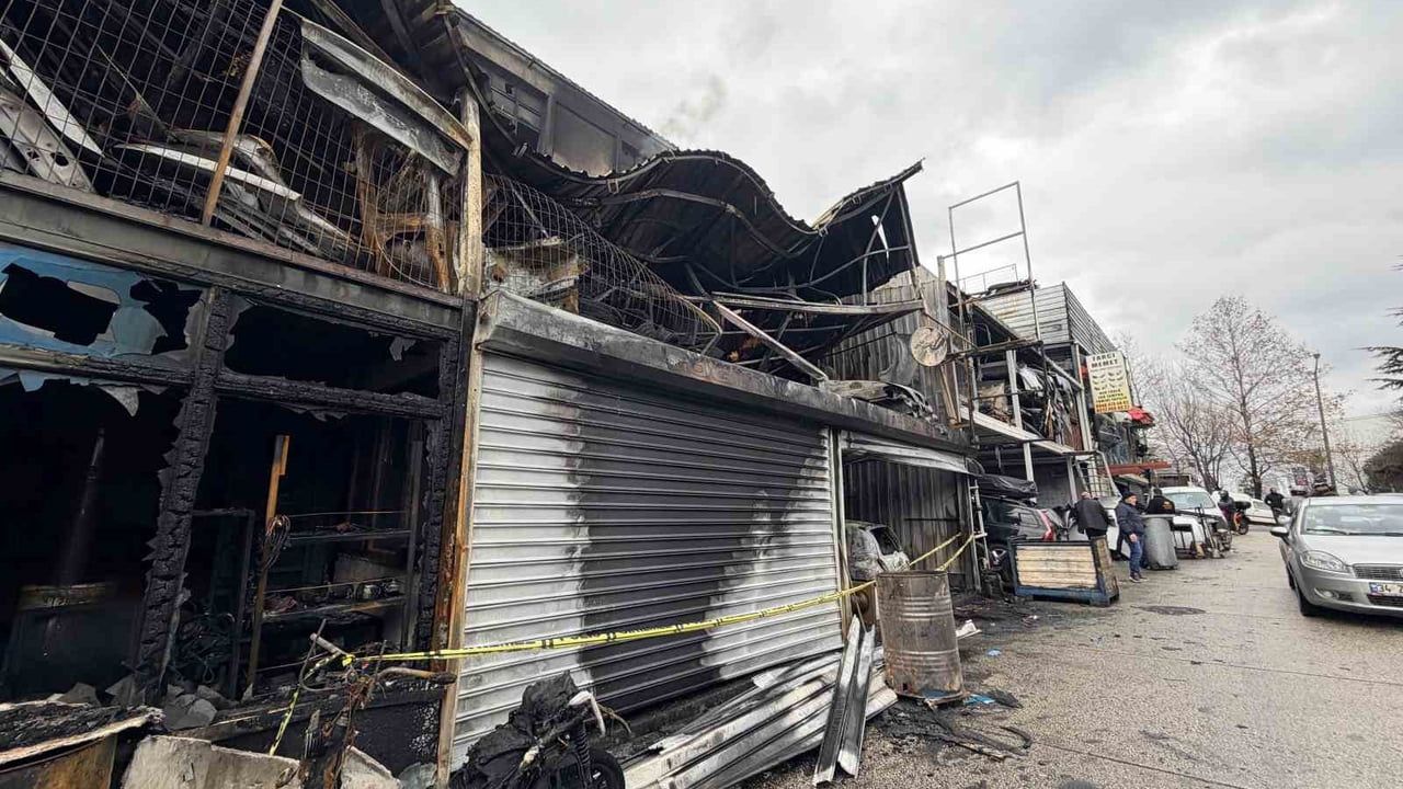 Başakşehir'de oto sanayi yangını: kamera kaydı patlama anını gösterdi