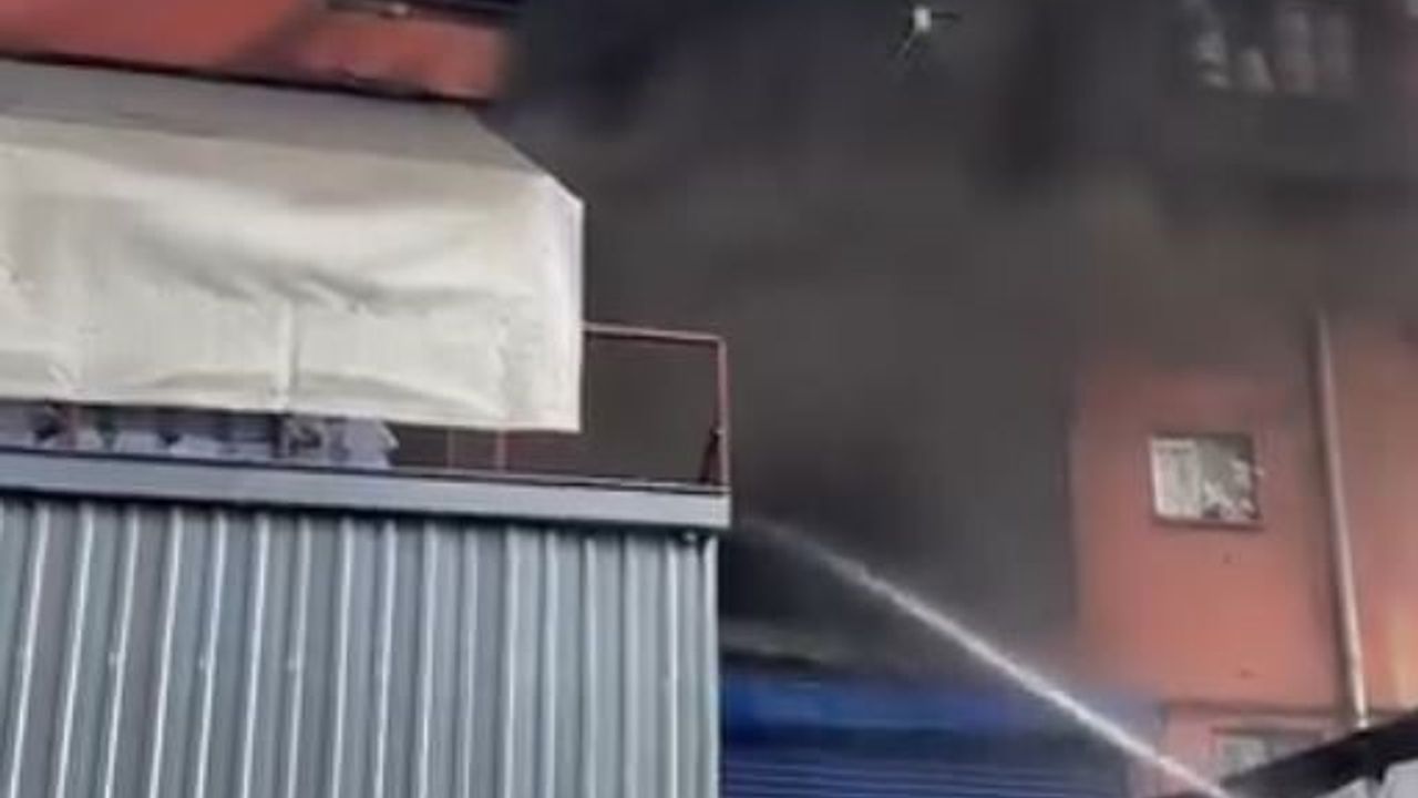 Başakşehir'de plastik imalathanesinde yangın söndürüldü
