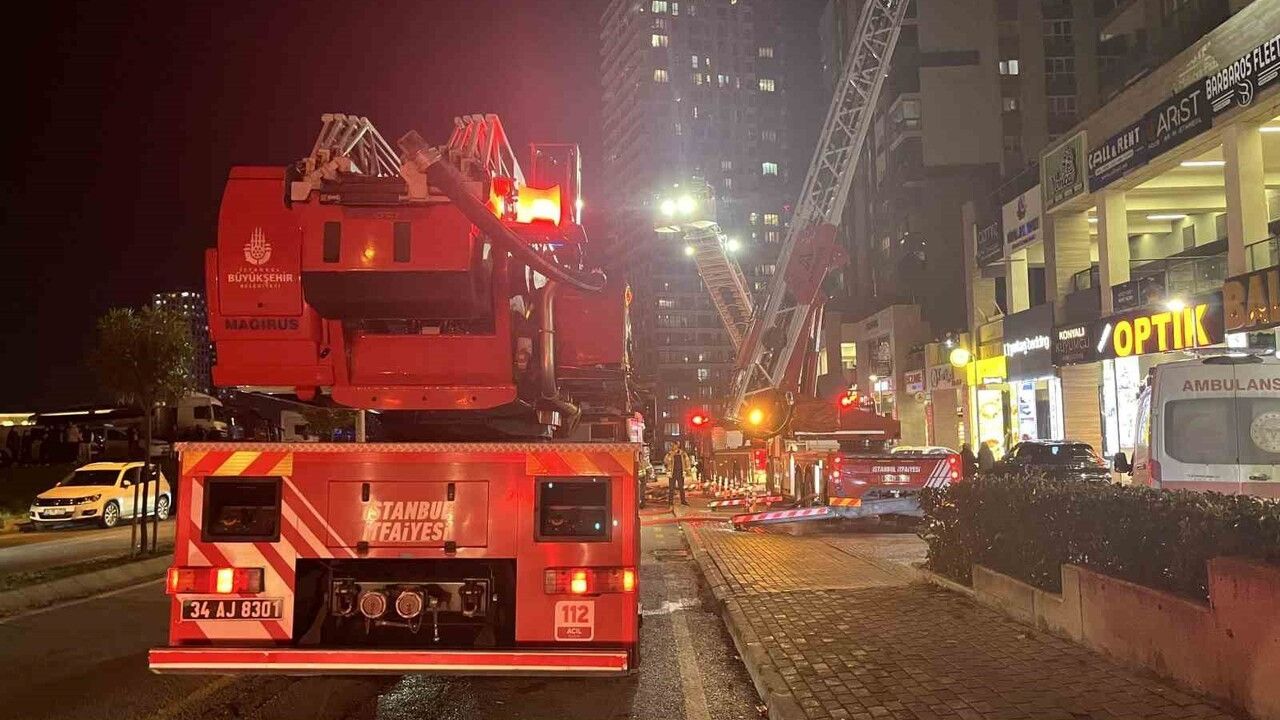 Başakşehir'de restorandan çıkan yangın binayı dumanla kapladı