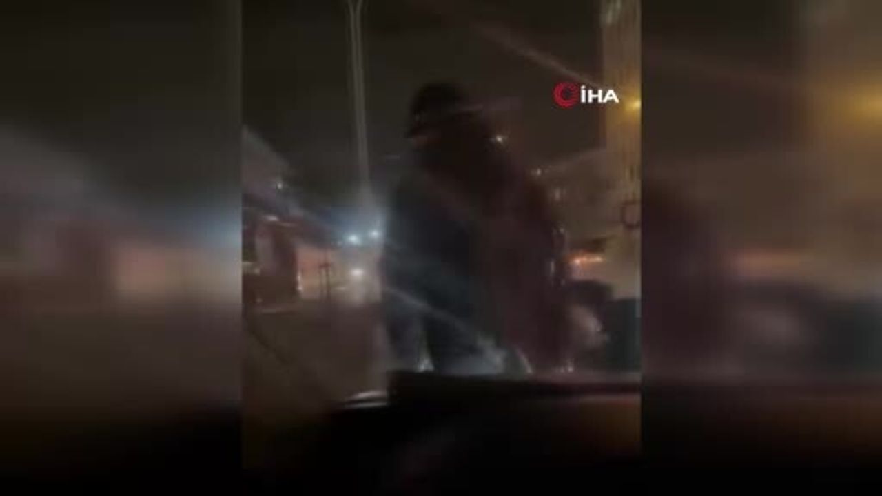 Başakşehir'de yol verme kavgası: Kadın sürücü araca tekme ve yumruk attı