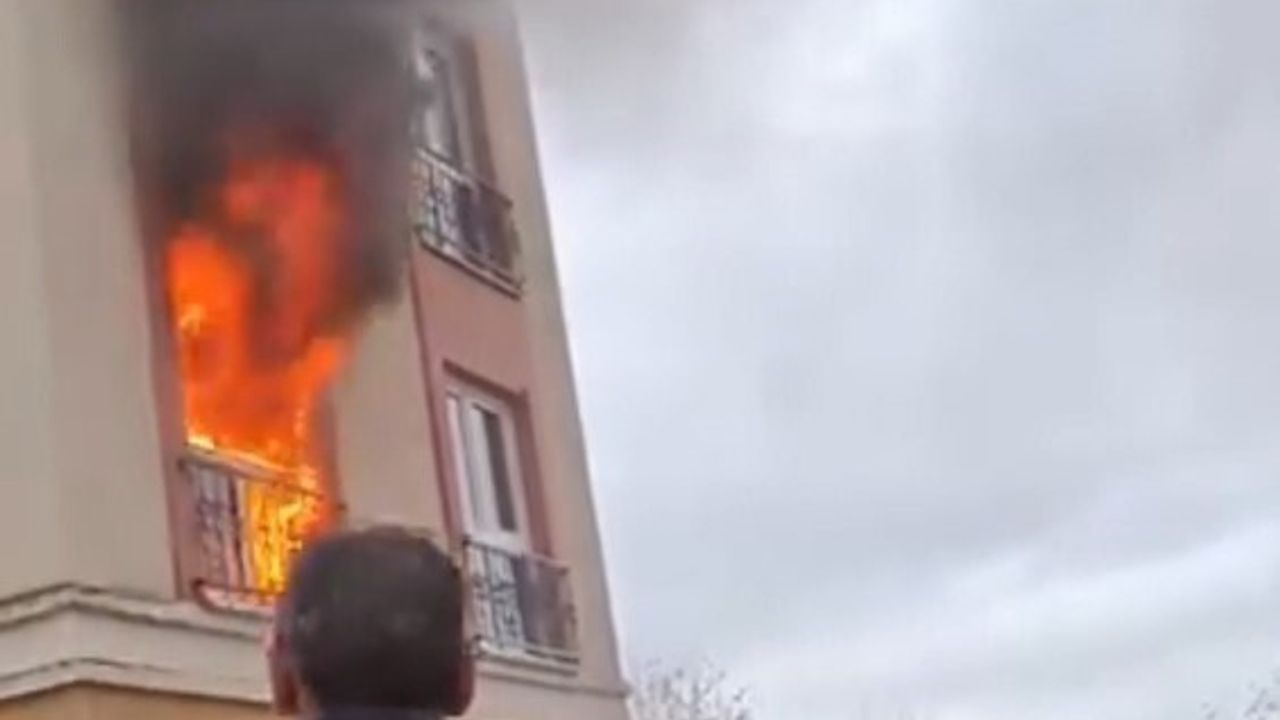 Başiskele'de 5 katlı binada yangın: İtfaiye eri maskesini verip vatandaşı kurtardı