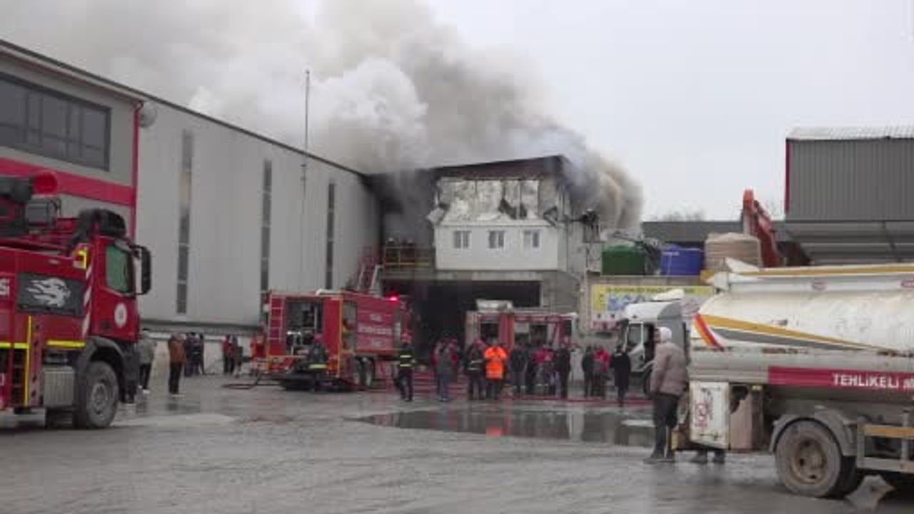 Başiskele'de beton fabrikası çatısında yangın — 2 işçi dumandan etkilendi