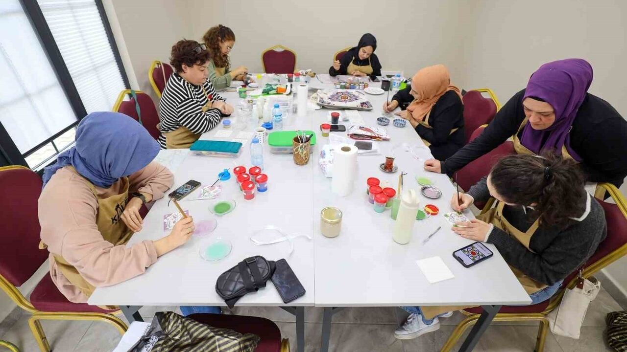 Başiskele'de kadınlar çini ve seramik atölyesinde geleneksel sanat öğreniyor