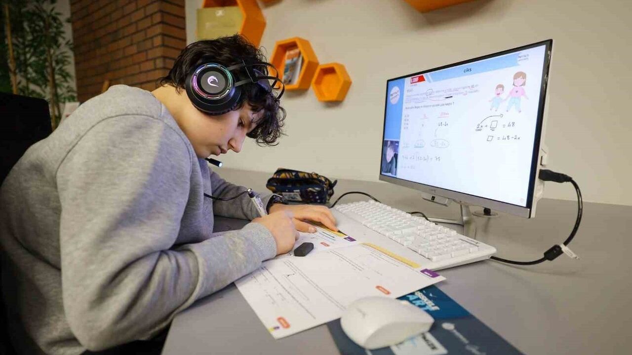 Başiskele’de Türkiye Yüzyılı Gençlik Merkezi Kütüphanesi Öğrencilere Konfor Sunuyor