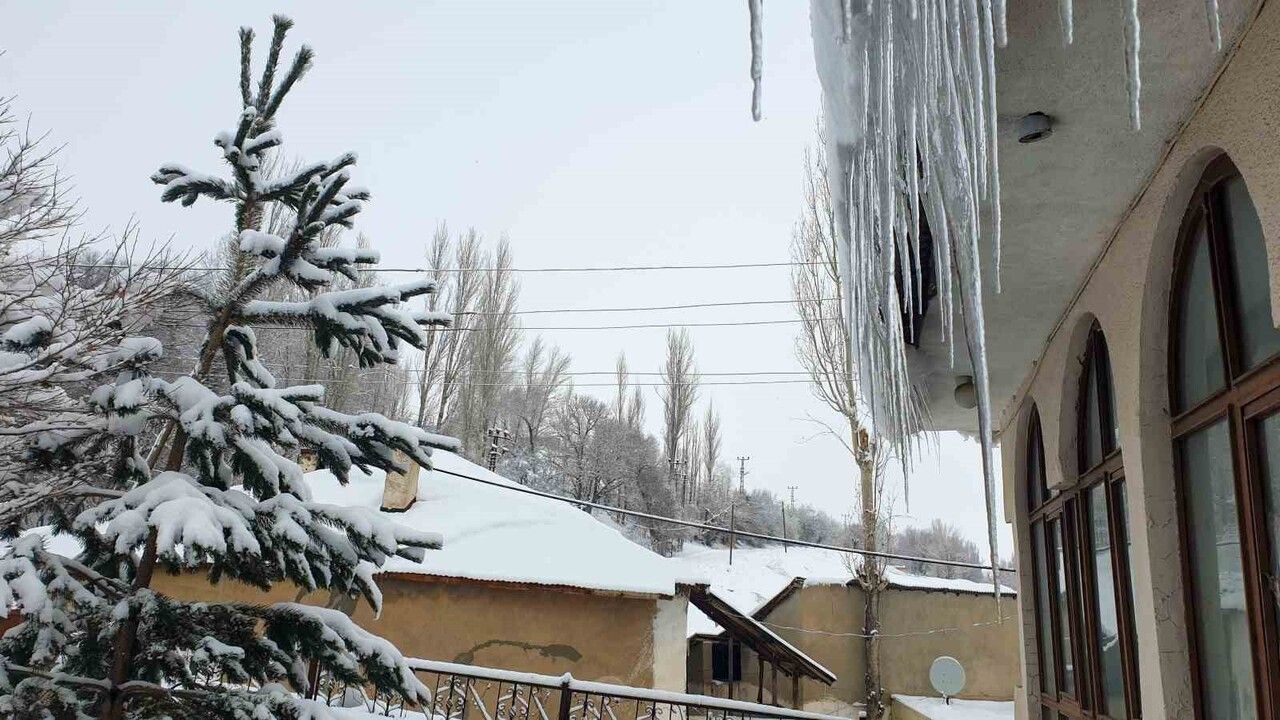 Başkale beyaza büründü: Kar kalınlığı 20 ve yükseklerde 50 santimetre
