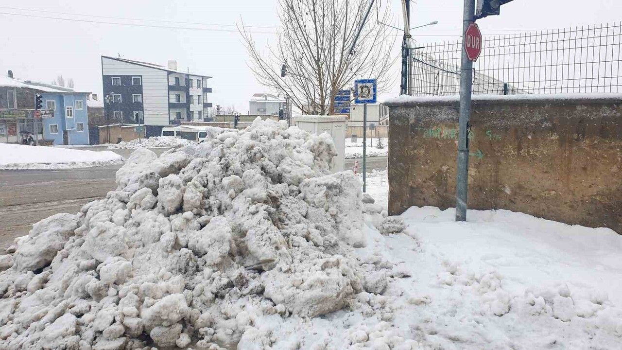 Başkale’de kar örtüsü 20 santimetreyi aştı