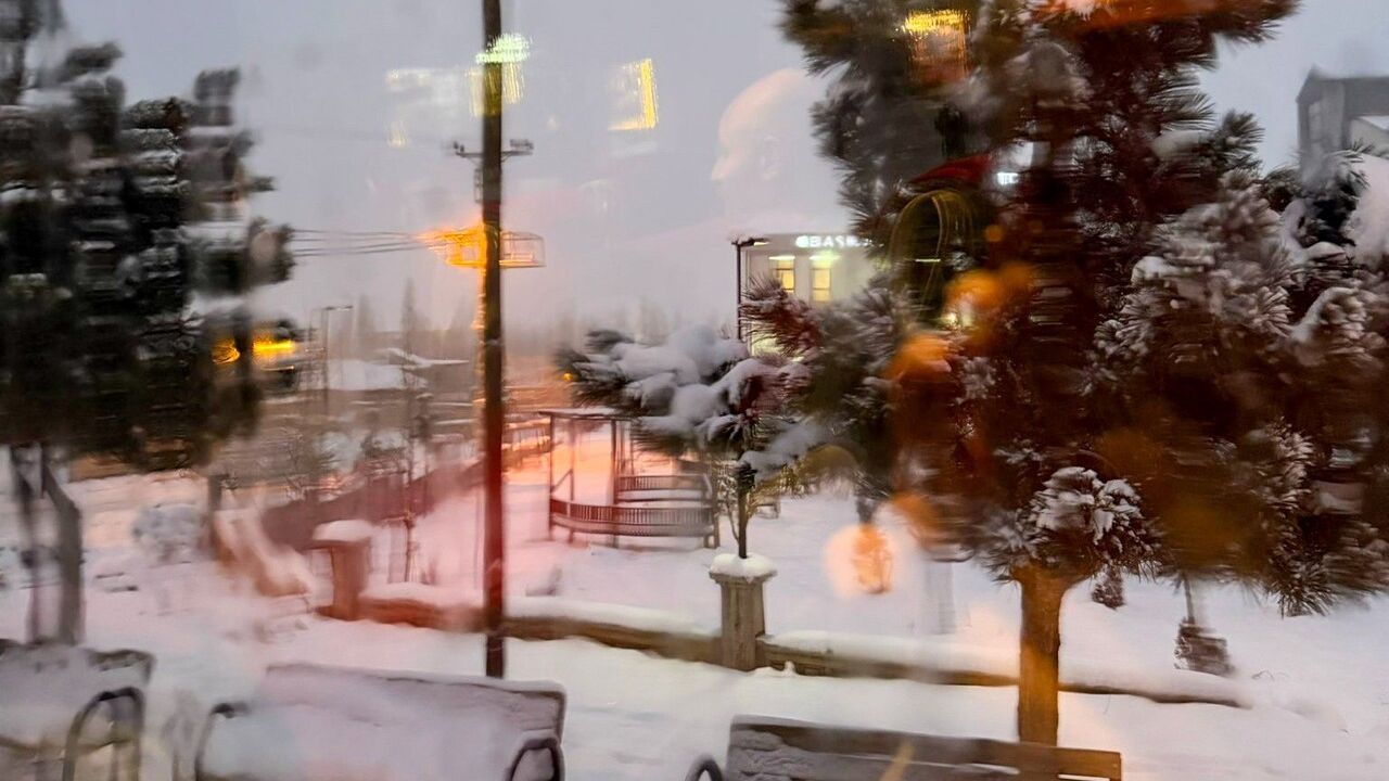 Başkale'de kar yağışı: Merkezde 20 cm, yükseklerde 50 cm